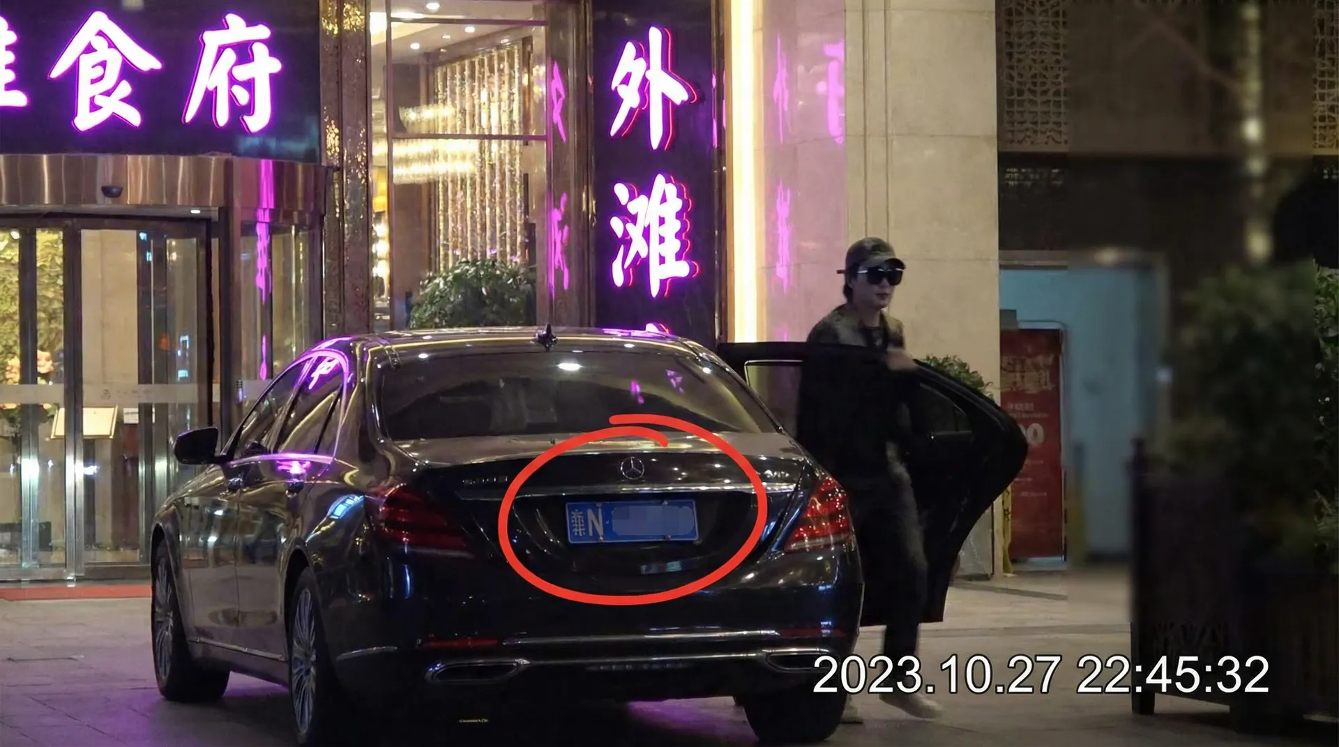 bob半岛平台体育app - 豪车餐厅外偷拍